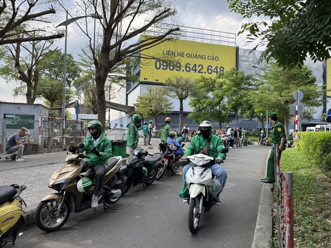 Giả danh xe ôm công nghệ chèo kéo khách ở sân bay Tân Sơn Nhất, hét giá trên trời